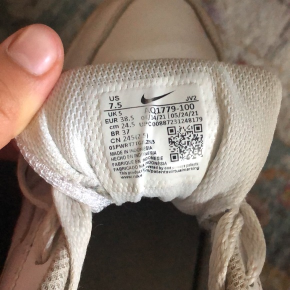 Clean Nikes - Picture 7 of 7